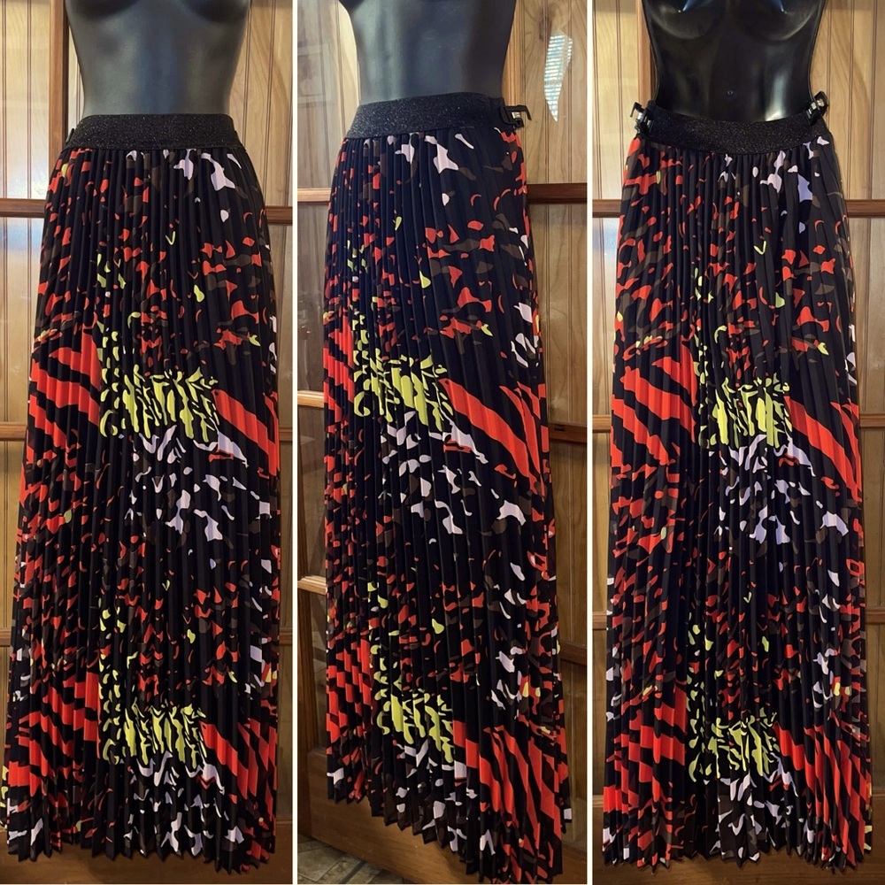 Stylish Black and Red Pleated Skirt